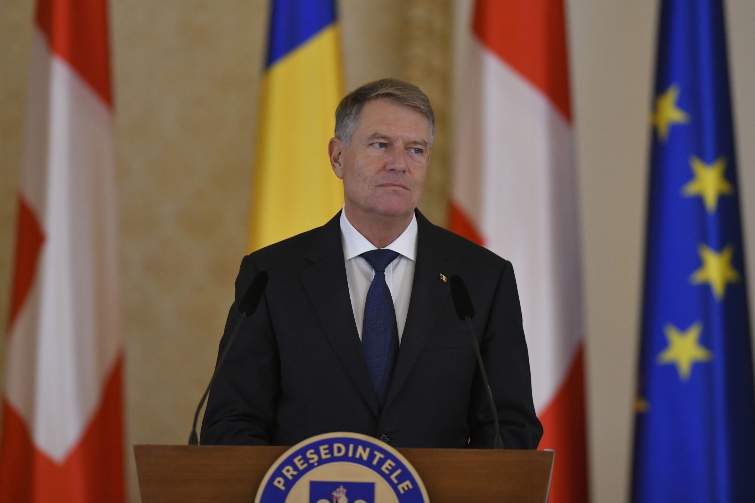 Klaus Iohannis a promulgat legea care plafonează la prețurile la energie electrică