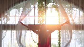 STUDIU. Expunerea la lumina zilei ajută la un somn mai ușor pe timp de noapte