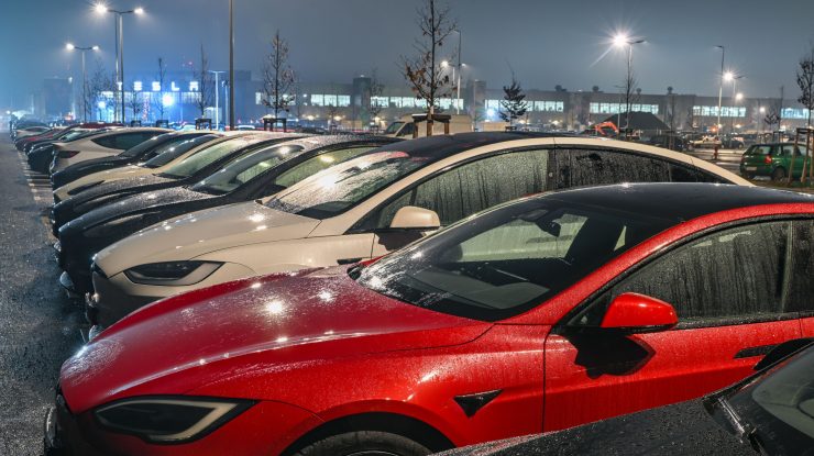 Începând de anul viitor, Tesla nu va mai putea să își anunțe mașinile ca fiind complet autonome, conform unei noi legi din California