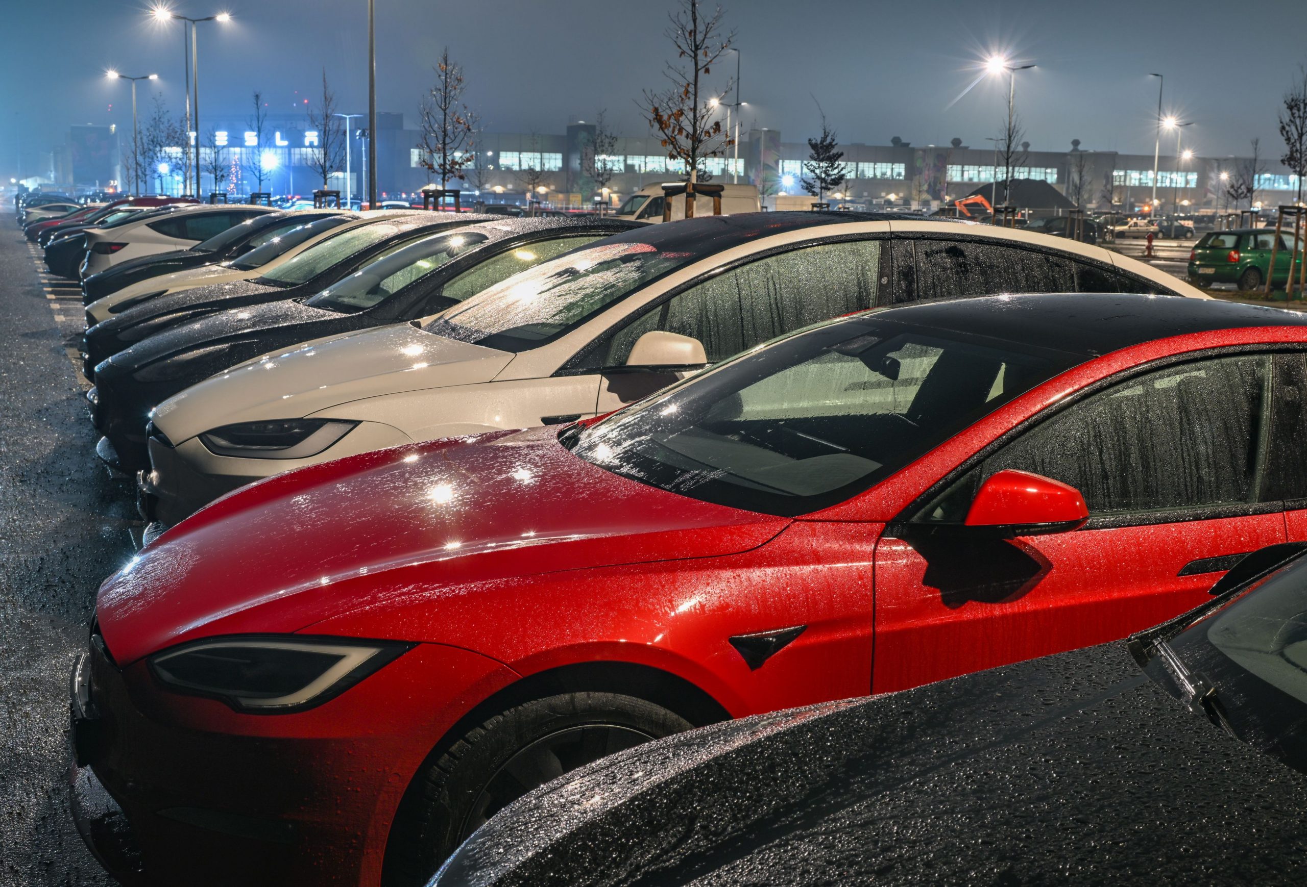 Începând de anul viitor, Tesla nu va mai putea să își anunțe mașinile ca fiind complet autonome, conform unei noi legi din California