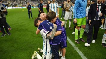 Lionel Messi a avut un moment emoționant cu fiii săi pe teren după victoria de la Cupa Mondială