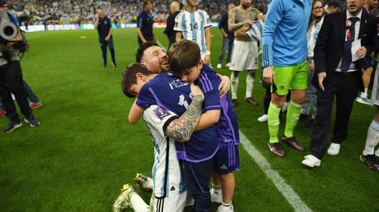 Lionel Messi a avut un moment emoționant cu fiii săi pe teren după victoria de la Cupa Mondială