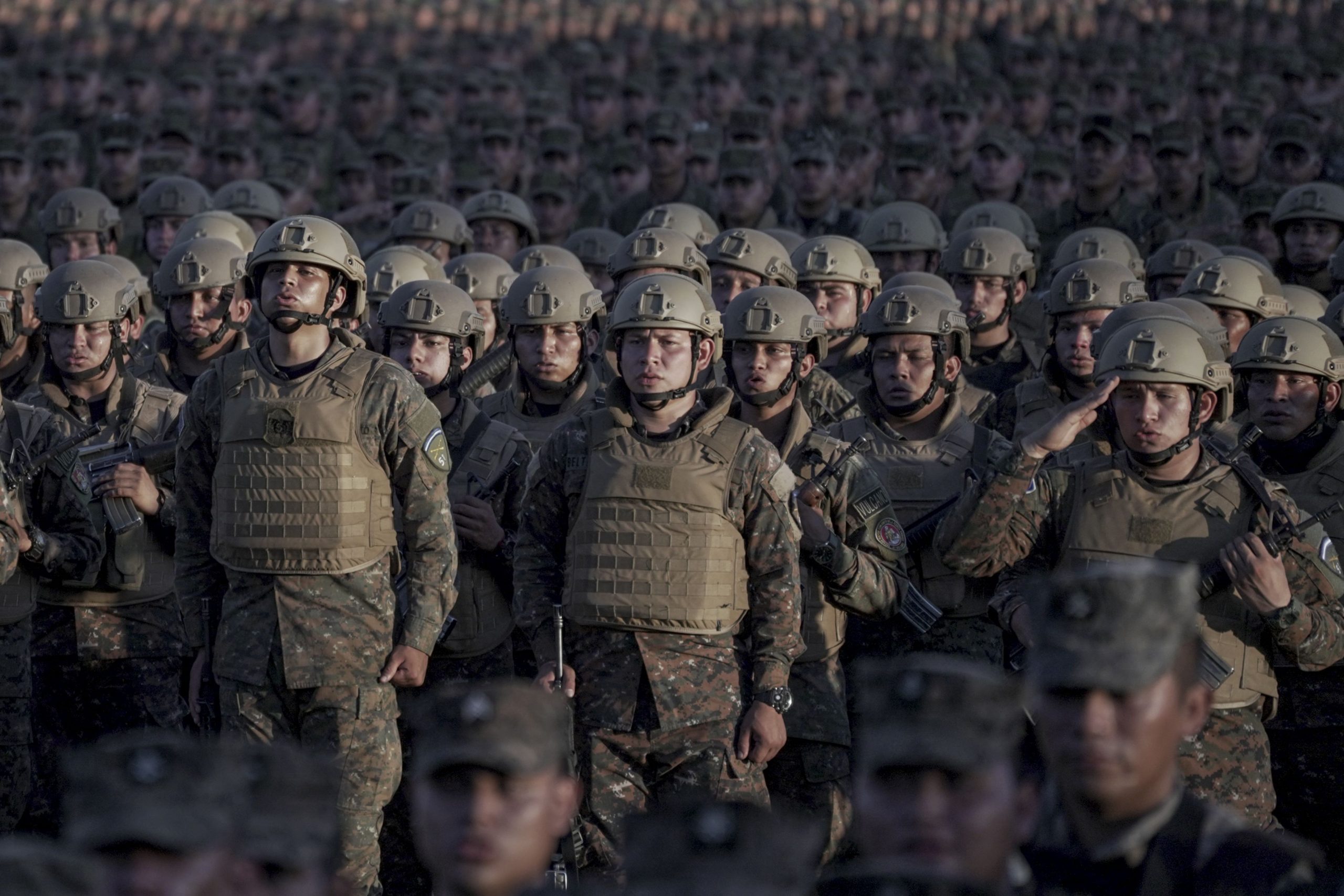 10.000 de militari au înconjurat un oraș din El Salvador. Trupele au misiunea de a aresta toţi membrii grupărilor interlope