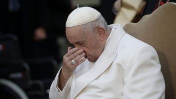 Papa Francisc: „Fostul suveran pontif Benedict al XVI-lea este foarte bolnav. Mă rog pentru el” 