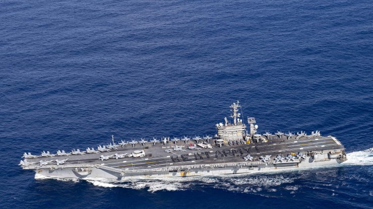 Singurul portavion al Rusiei a luat foc. Incendiul a fost rapid localizat şi stins