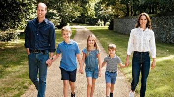 Kate Middleton și Prințul William s-au asortat în blugi în cea mai casual felicitare de Crăciun a familiei lor de până acum