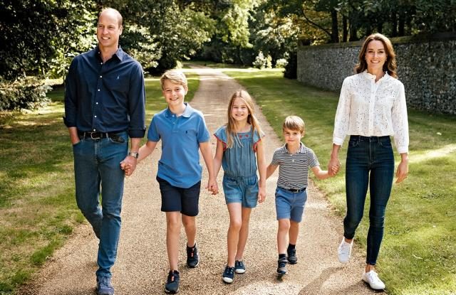 Kate Middleton și Prințul William s-au asortat în blugi în cea mai casual felicitare de Crăciun a familiei lor de până acum