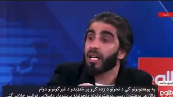 Un profesor universitar din Kabul şi-a rupt diplomele în direct la televiziunea din Afganistan