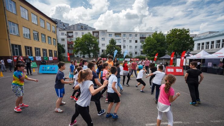 Proiectul pentru deschiderea curţilor şcolilor a fost readoptat de Parlament