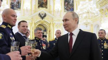 Putin, cu paharul de alcool în mână, dă vina pe Ucraina pentru bombardarea de către Rusia a infrastructurii sale energetice