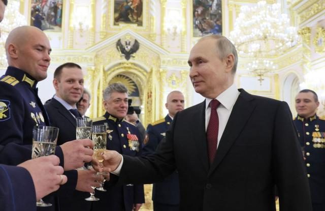 Putin, cu paharul de alcool în mână, dă vina pe Ucraina pentru bombardarea de către Rusia a infrastructurii sale energetice