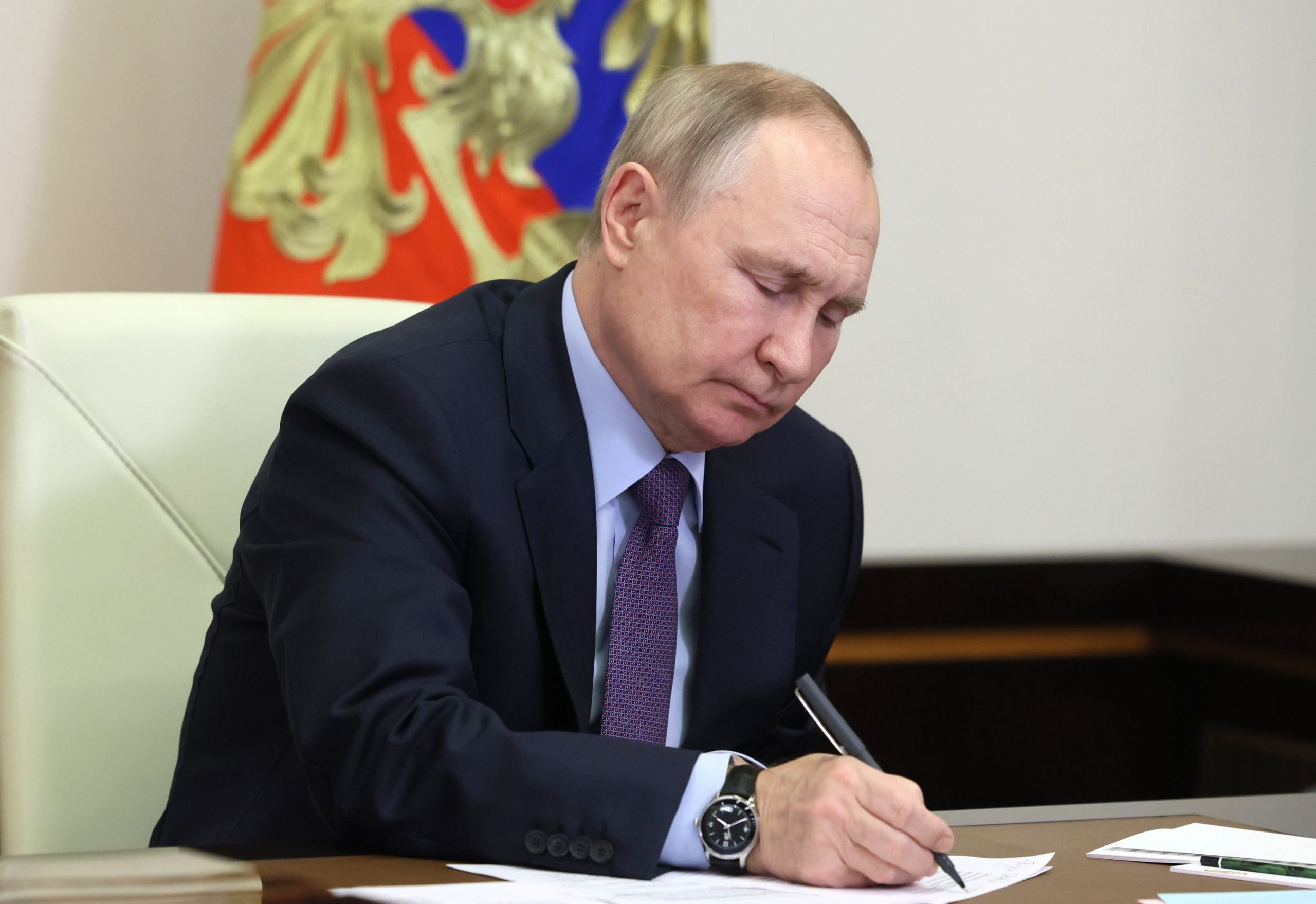 Între timp, în Rusia, Putin promulgă o lege împotriva protestelor
