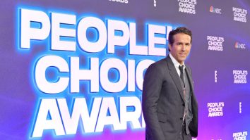 Ryan Reynolds i-a mulțumit soției sale, Blake Lively, și celor trei fete în timp ce a primit premiul Icon la People’s Choice Awards
