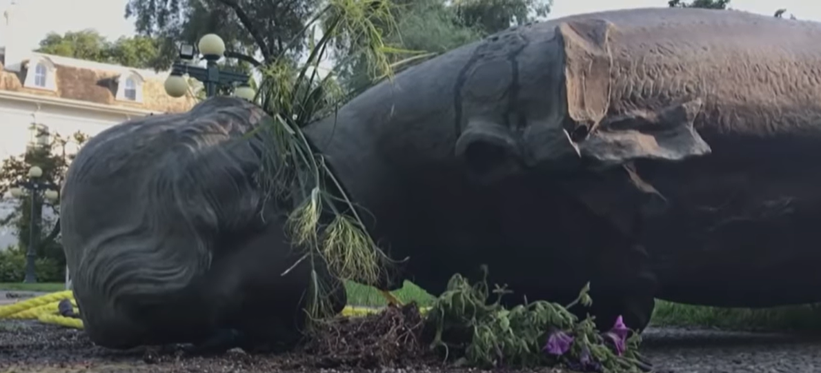 Mesaj vechi de o sută de ani în sticlă, descoperit sub statuia răsturnată a Reginei Victoria. Ce scria în el?