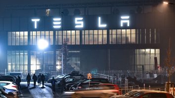 Tesla oferă consumatorilor din SUA o reducere de 7.500 de dolari pentru a lua în primire cele mai ieftine două modele ale sale înainte de sfârșitul anului