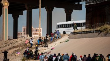 Un primar din Texas declară stare de urgență din cauza afluxului de migranți