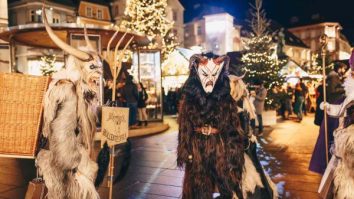 Tradiţii bizare de Crăciun. Avatari ai lui Moş Crăciun, marketing şi plimbări pe role către biserici
