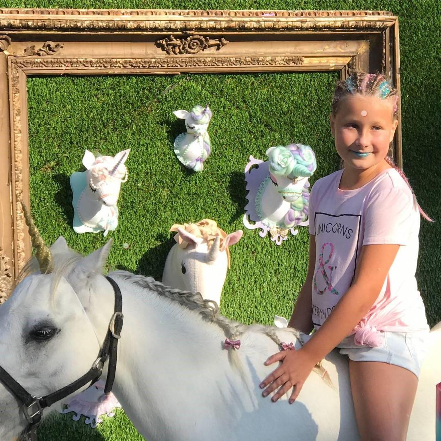 Dorință îndeplinită: O fetiță de 6 ani a primit de Crăciun primul permis de unicorn din istorie