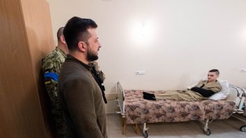 VIDEO. LIVE UPDATE. 287 de zile de invazie. De ziua Forțelor Armate ale Ucrainei, președintele Volodimir Zelenski a vizitat soldații răniți din Harkov