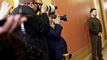 „Arată puțin respect, închiriază un costum”. Zelenski, mustrat pentru că s-a îmbrăcat ca „proprietarul unui club de striptease” în timpul vizitei la Washington DC