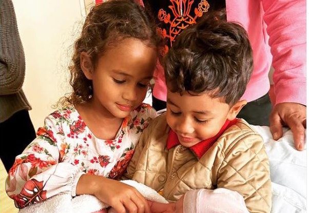 Chrissy Teigen împărtășește prima fotografie a fetiței nou-născute pe Instagram