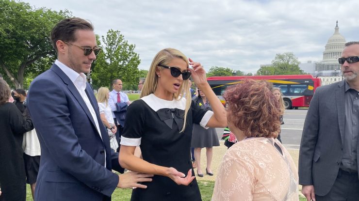 Soțul lui Paris Hilton are un copil secret pe care l-a văzut o singură dată