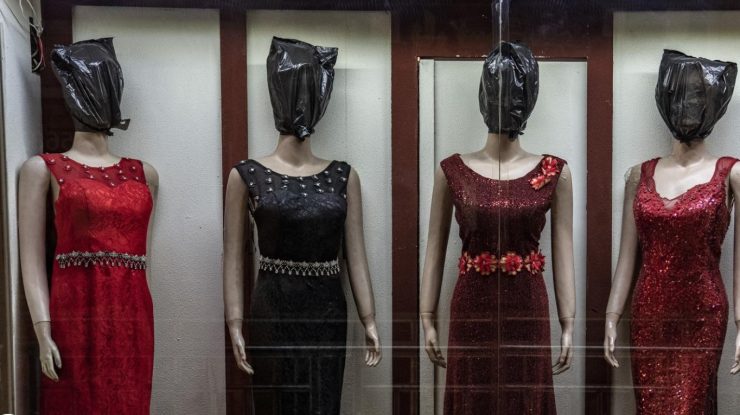 Înfiorător: Sub regimul taliban, chiar și manechinele din Kabul sunt acoperite cu saci de gunoi și cagule