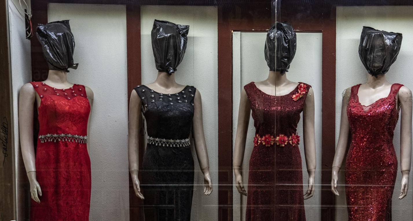 Înfiorător: Sub regimul taliban, chiar și manechinele din Kabul sunt acoperite cu saci de gunoi și cagule