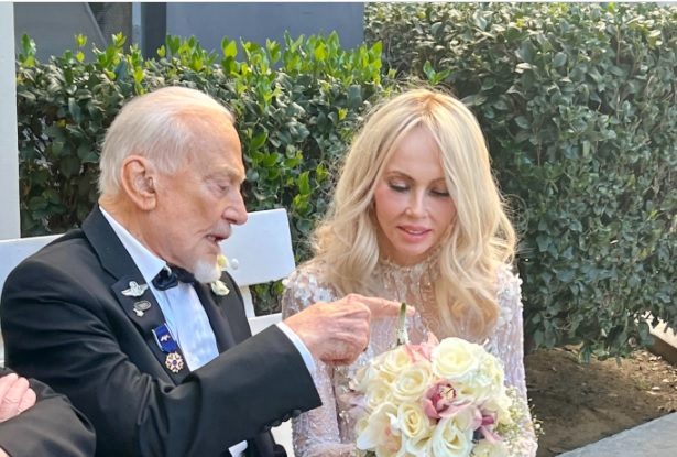 Astronautul Buzz Aldrin, al doilea om care a păşit pe Lună, s-a căsătorit la 93 de ani