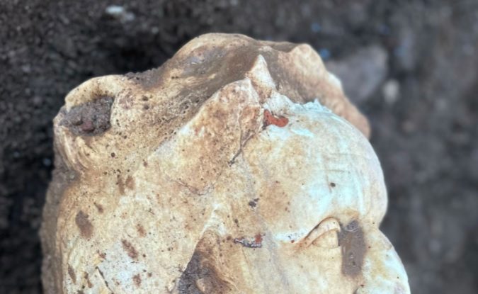 Statuie de marmură în mărime naturală a lui Hercule, dezgropată în timpul unor săpături la Roma