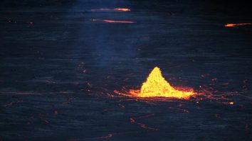 VIDEO. Vulcanul Kerinci din Indonezia a intrat în erupție