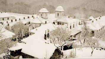 Am trăit s-o vedem și pe asta. „Legământ cu Blestem”, semnat de Mitropolitul Olteniei