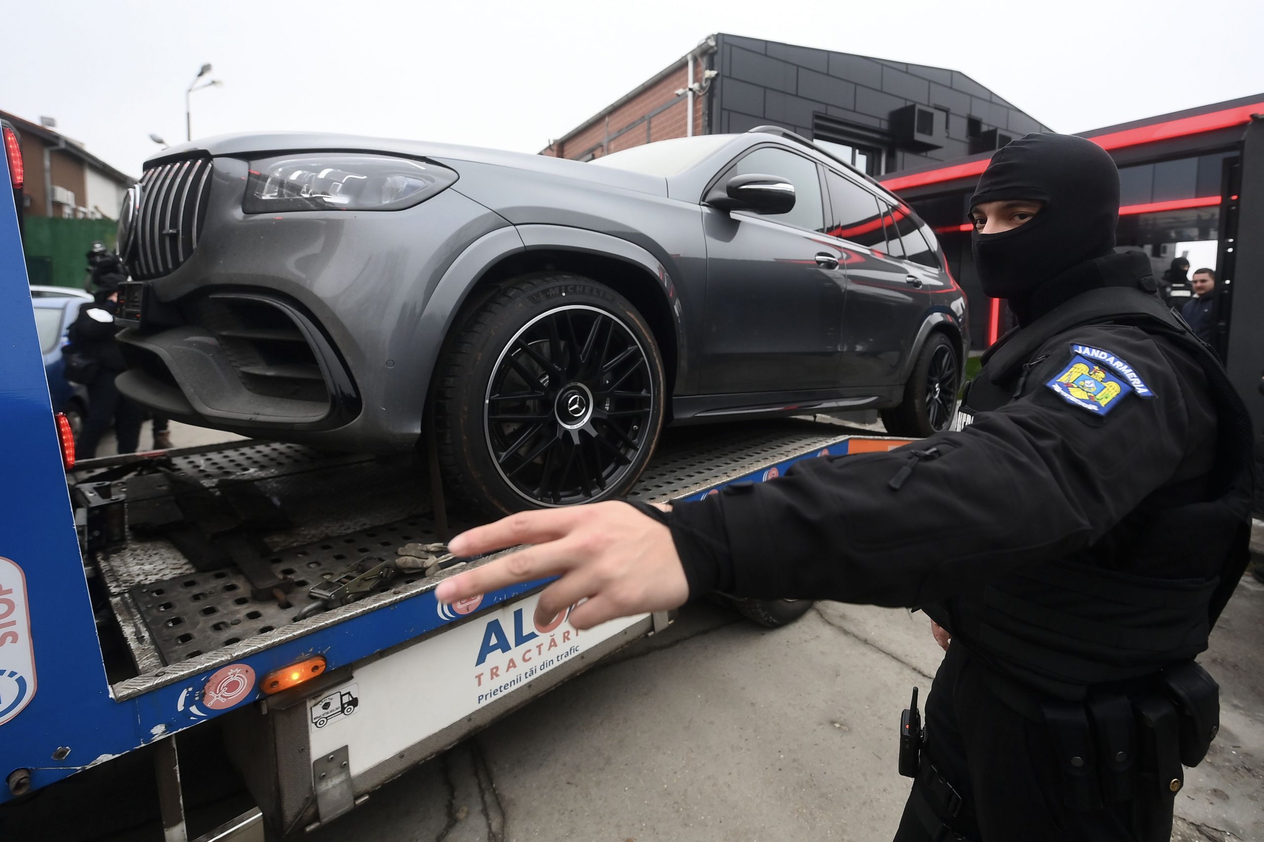 Procurorii au ridicat mașinile de lux confiscate în cazul fraților Tate