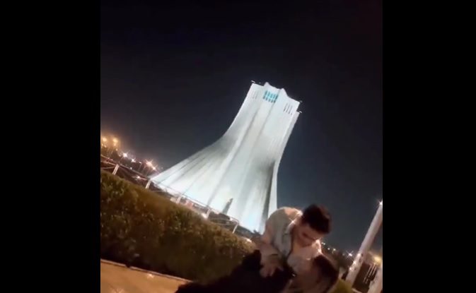 VIDEO. Un cuplu iranian, condamnat la 10 ani de închisoare pentru că a dansat pe stradă și a postat imagini în social media