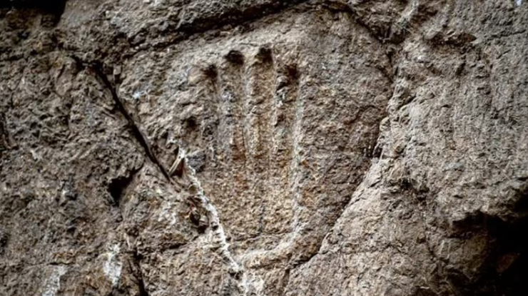O amprentă de mână descoperită în peretele unui zid vechi de 1.000 de ani îi nedumerește pe experți
