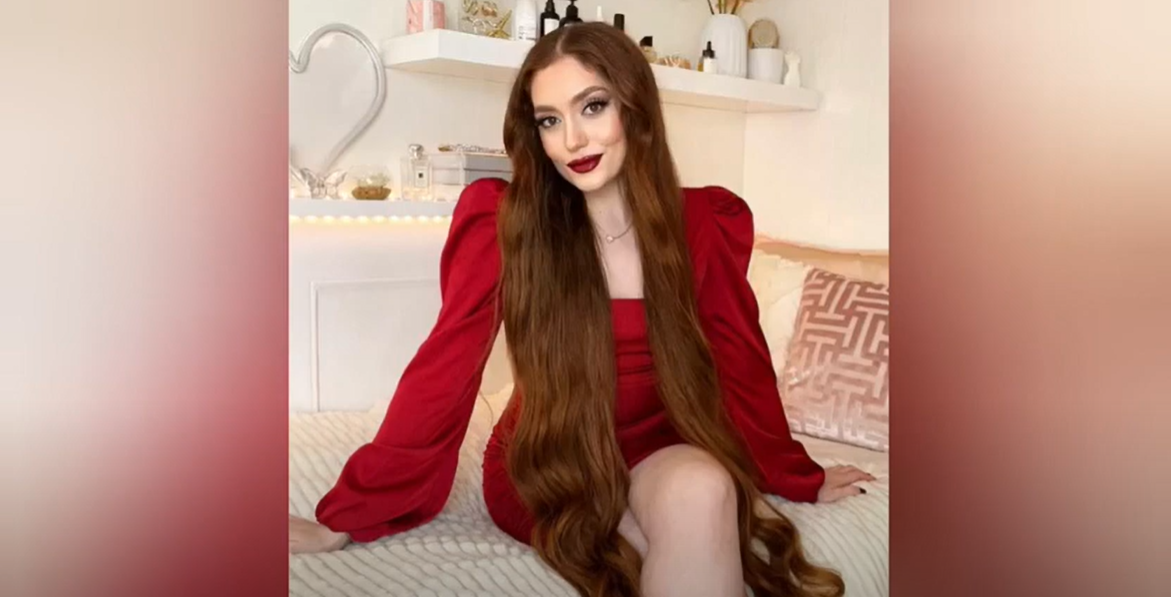 „Rapunzel din viața reală”. O tânără cu părul lung de aproape doi metri, se laudă că bărbații plătesc bani grei pentru șuvițele ei. Cât de mult sunt dispuși să plătească?
