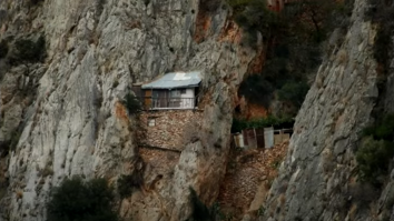 Muntele Athos – locul în care femeile și animalele domestice de sex feminin sunt interzise de acum 1000 de ani