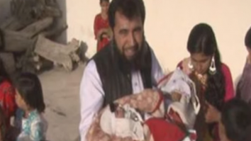 Un bărbat de 50 de ani, cu trei soții, întâmpină al 60-lea copil – acum vrea o nouă soție și un autobuz