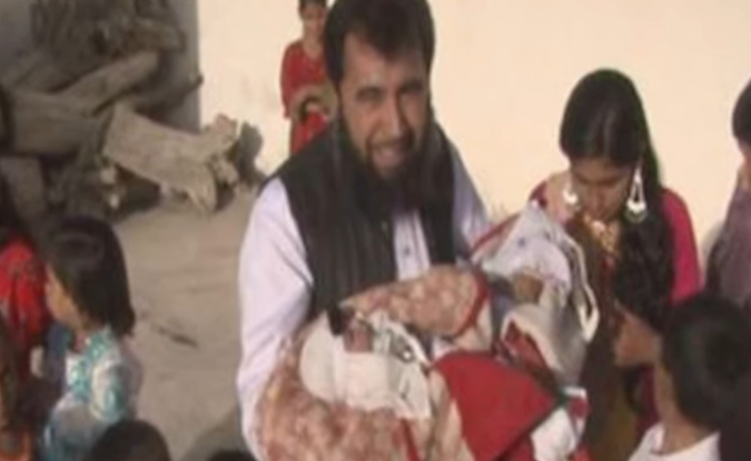 Un bărbat de 50 de ani, cu trei soții, întâmpină al 60-lea copil – acum vrea o nouă soție și un autobuz