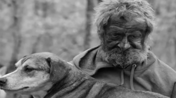 Povestea incredibilă a omului de munte care a trăit în pădure timp de 16 ani cu o haită de 31 de câini