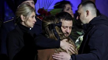 Zelenski, în lacrimi la ceremonia funerară organizată pentru oficialii care au murit în elicopterul prăbuşit la Brovarî