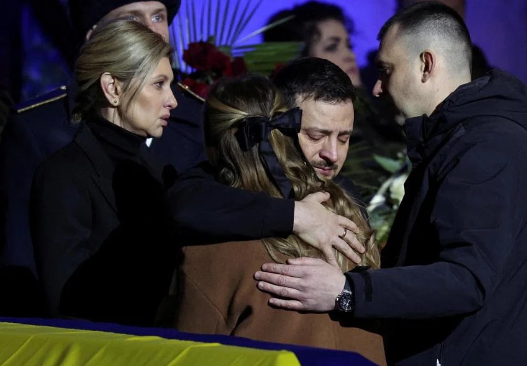 Zelenski, în lacrimi la ceremonia funerară organizată pentru oficialii care au murit în elicopterul prăbuşit la Brovarî