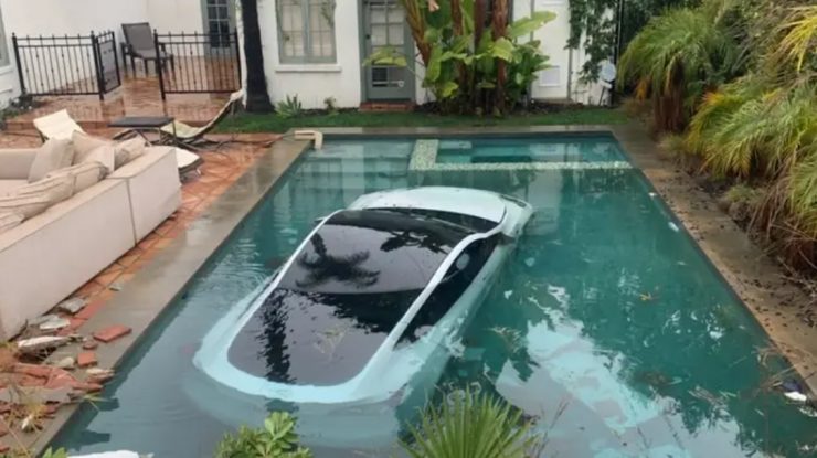 O Tesla a aterizat într-o piscină după ce șoferul a apăsat accelerația în loc de frână