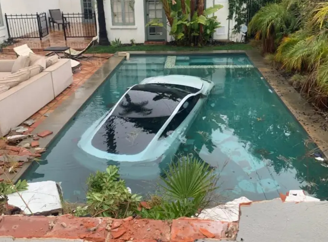 O Tesla a aterizat într-o piscină după ce șoferul a apăsat accelerația în loc de frână