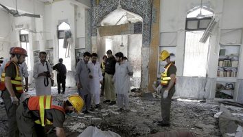 Bilanțul victimelor a crescut la cel puțin 87 de persoane în urma unui atentat sinucigaș cu bombă comis într-o moschee din Pakistan
