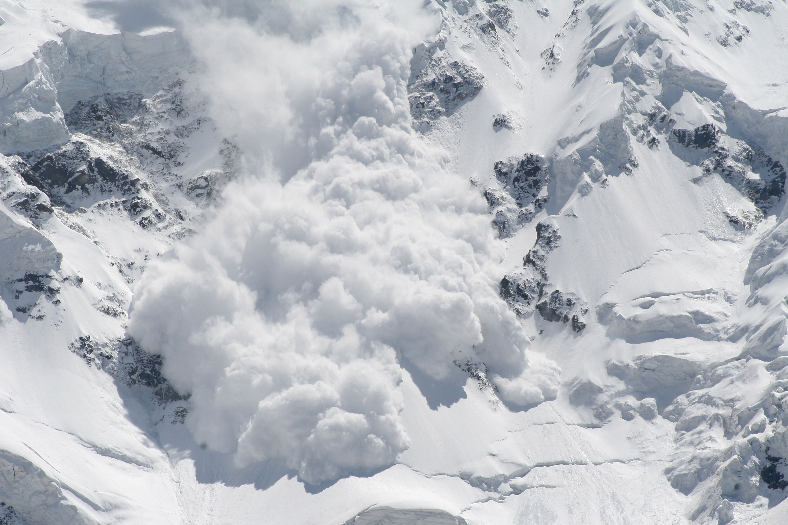 Atenţionare ANM pentru turişti: Risc mare de avalanșe în Munţii Bucegi