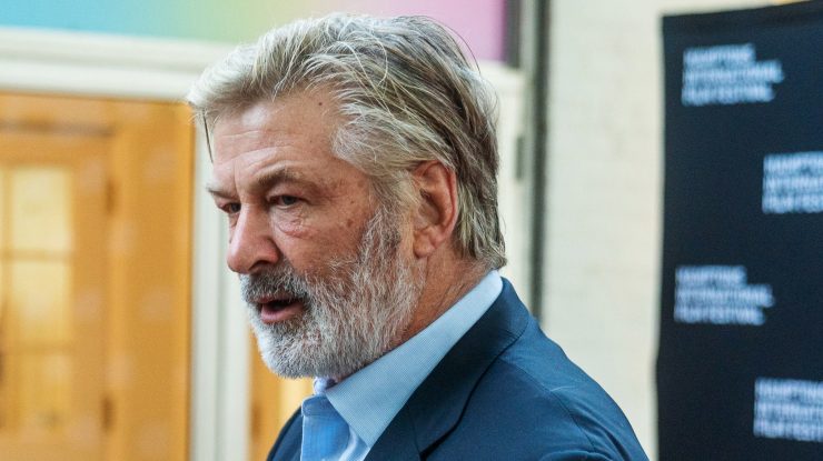 Alec Baldwin promite să lupte împotriva acuzației privind împușcăturile. Familia Halynei Hutchins spune că a arătat nepăsare față de viața umană