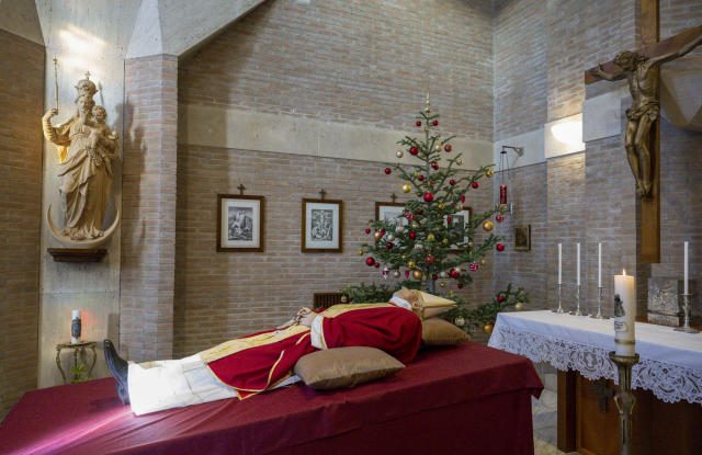 Fostul Papă Benedict al XVI-lea se află în stare de veci în Bazilica Sfântul Petru înainte de înmormântare