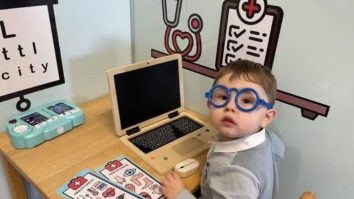 La 2 ani a învățat singur să citească și la 4 știe să numere până la 100 în 6 limbi străine