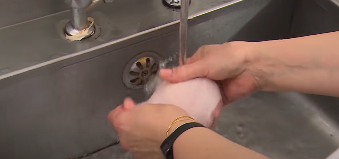 De ce nu trebuie să speli carnea de pui înainte de a o găti. Un obicei banal îți poate afecta sănătatea